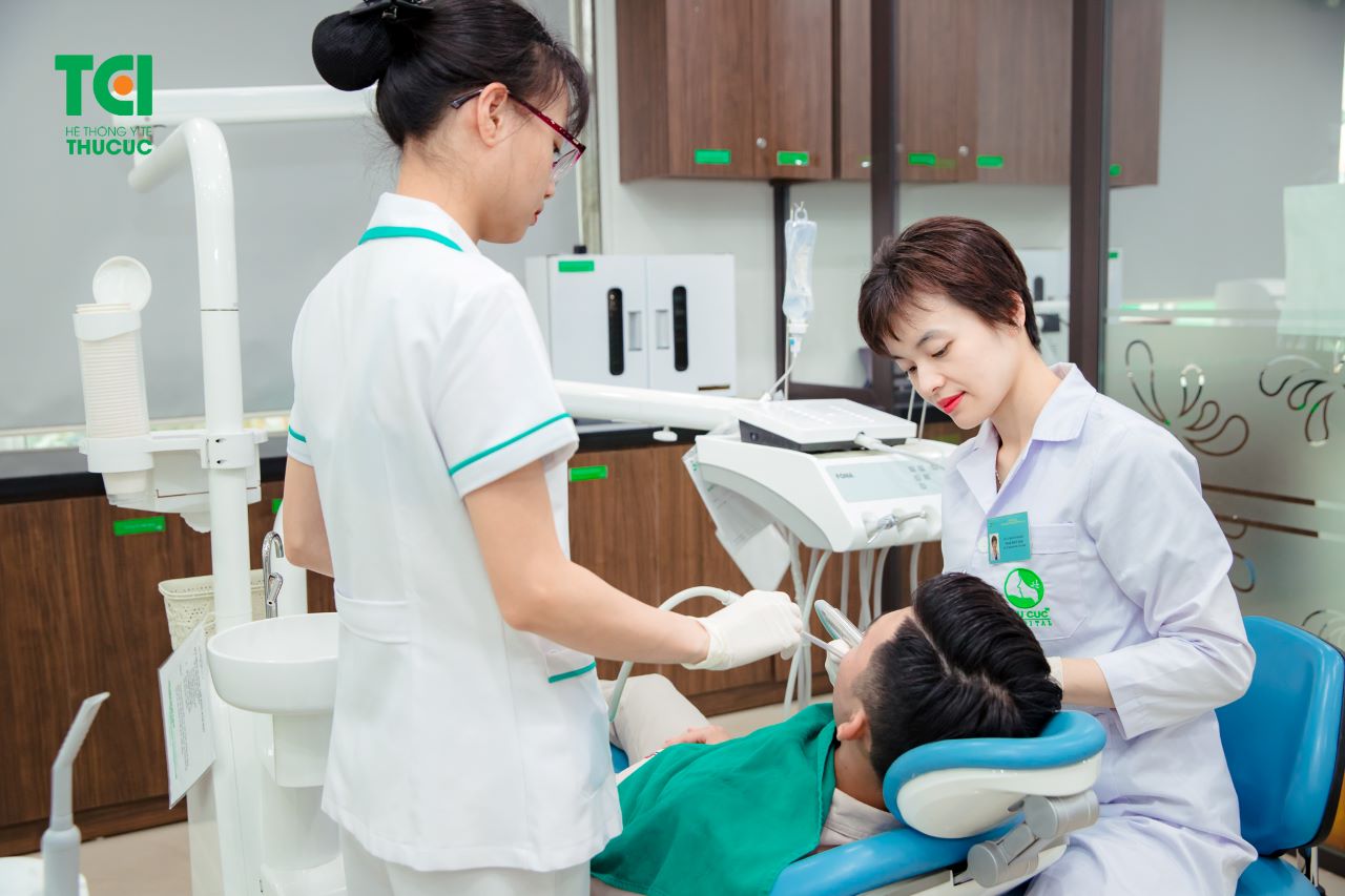 Vị trí của răng số 8 tính từ răng cửa là gì?
