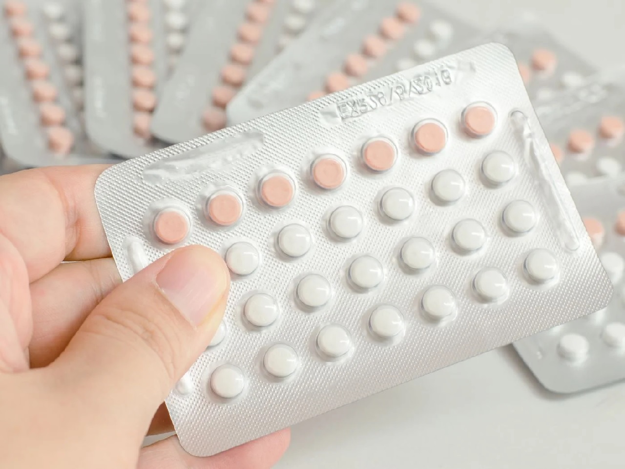 Uống thuốc tránh thai 1 tháng có kinh 3 lần, liệu có ảnh hưởng tiêu cực đến sức khỏe của phụ nữ không?