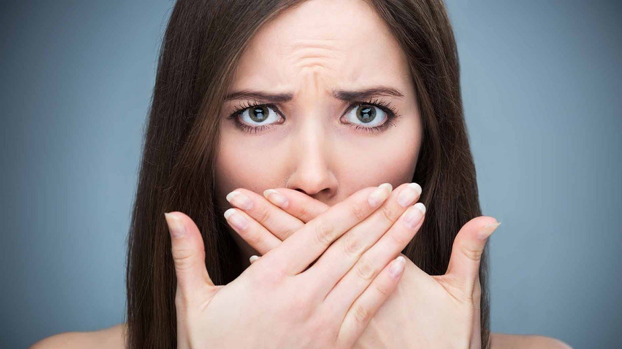 Sỏi amidan hôi miệng có triệu chứng là gì?