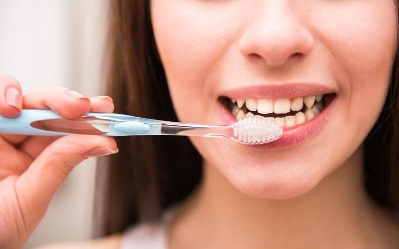 Luôn giữ gìn vệ sinh răng miệng và súc miệng nước muối sinh lý hằng ngày là một trong những cách giúp phòng ngừa sỏi amidan