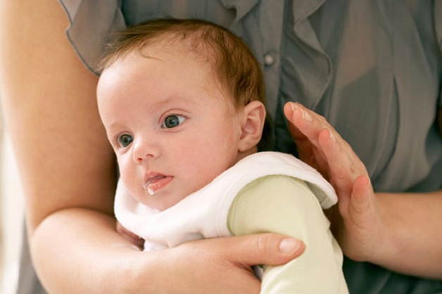 triệu chứng trào ngược dạ dày ở trẻ 2 tháng tuổi