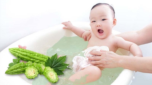 Mẹ có thể sử dụng các loại lá, thảo dược để tắm cho con trong thời gian bị rôm sảy