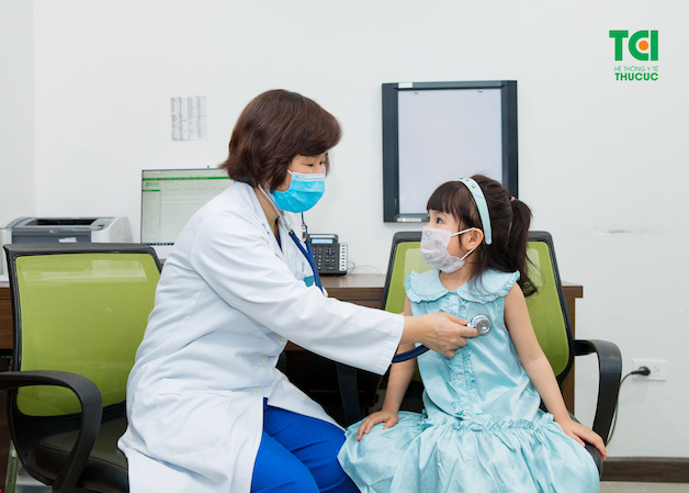 Các mẹ nên tham khảo ý kiến bác sĩ, không nên tự ý dùng thuốc hay các bài thuốc dân gian.