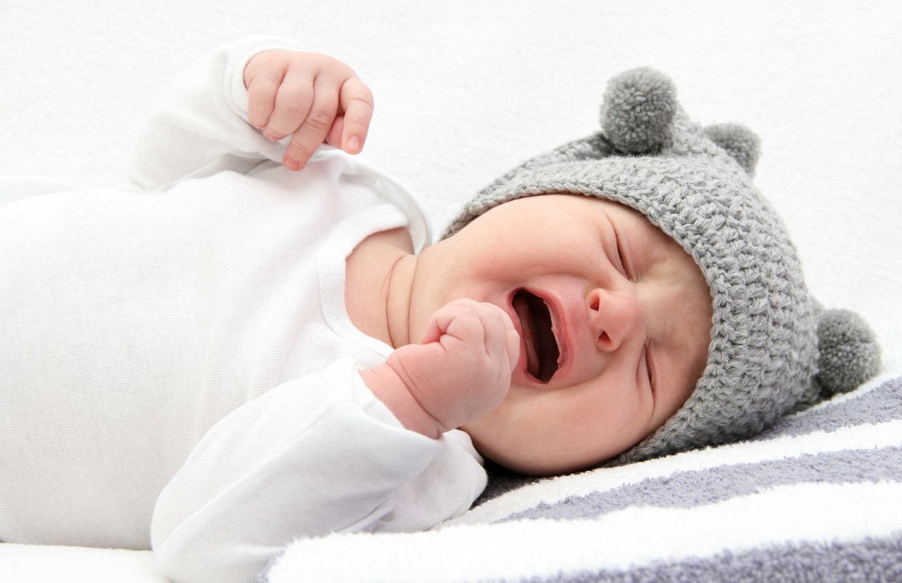 Làm thế nào để phân biệt giữa việc bé khóc đêm do suy dinh dưỡng và khóc do bệnh tật?
