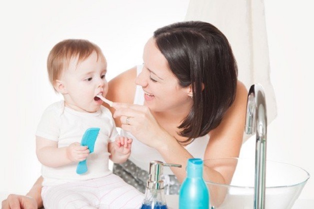 Vệ sinh răng miệng sai cách là một trong những nguyên nhân dẫn đến viêm amidan ở trẻ em