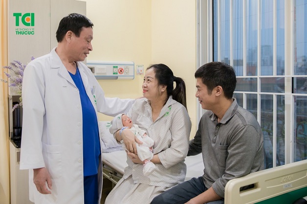 Hạnh phúc đón con chào đời sau 16 năm chờ đợi