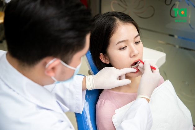 Để xác định xem mình có thuộc đối tượng nẹp răng vẩu hay không, cần đến các cơ sở nha khoa uy tín để bác sĩ thăm khám và tư vấn