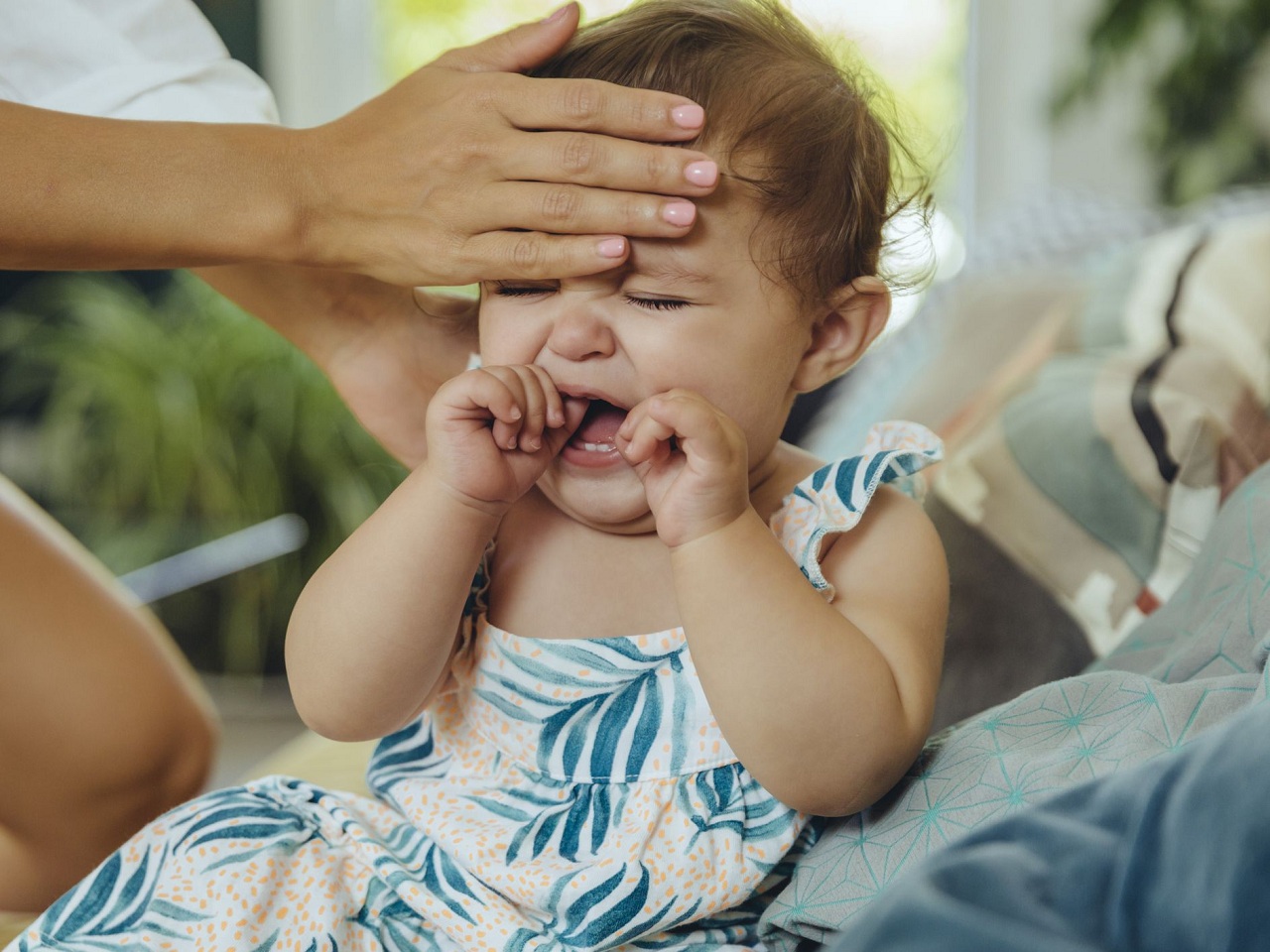 Làm thế nào để dỗ bé khi bé gặp khó khăn trong việc ngủ do mọc răng?
