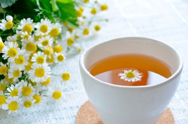 Dùng bông hoa cúc trong túi trà đắp lên nốt nhiệt, thực hiện ít nhất trong 3 phút, vết nhiệt miệng sẽ giảm đáng kể.