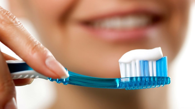 Vệ sinh răng miệng đúng cách là bước quan trọng nhất giúp cải thiện tình trạng hơi thở.