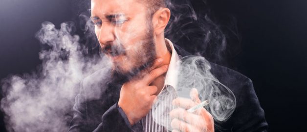 Hút thuốc lá là một trong những tác nhân gây tổn thương niêm mạc họng, dẫn tới viêm họng