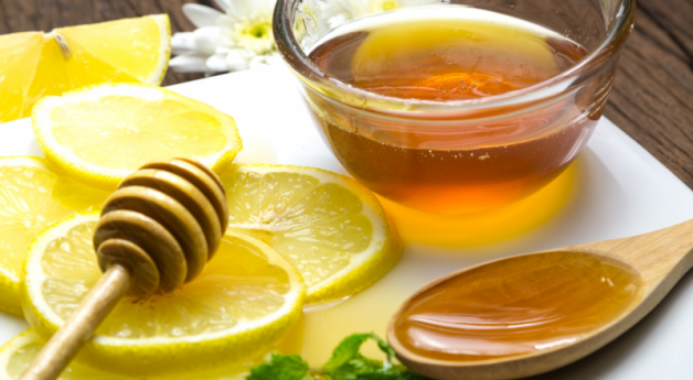 Mật ong và chanh được coi là những nguyên liệu hữu ích trong việc điều trị viêm Amidan