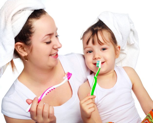 Giữ vệ sinh răng miệng và súc miệng nước muối để phòng tránh bệnh nhiệt miệng ở trẻ em
