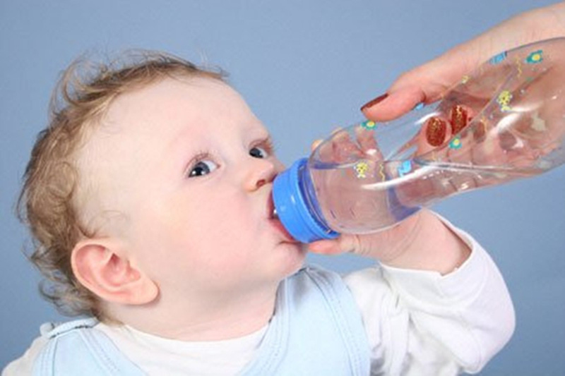 Trẻ sơ sinh uống thiếu nước sẽ bị táo bón