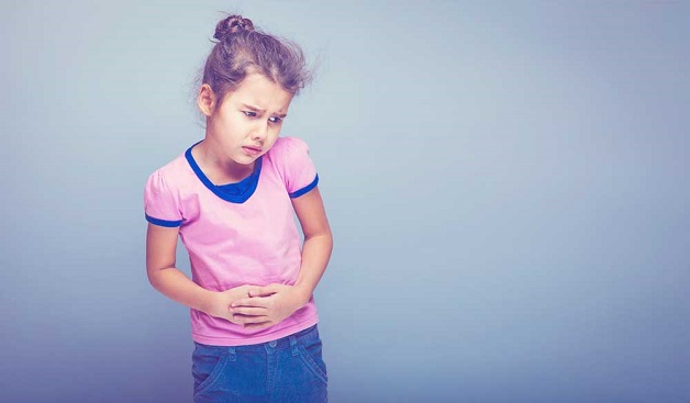Đau vùng bụng dưới cũng có thể một trong những triệu chứng viêm phúc mạc ruột thừa ở trẻ em