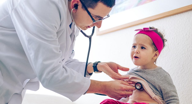 Khi có dấu hiệu cảnh báo viêm phúc mạc ruột thừa ở trẻ em, cần đưa trẻ đến cơ sở y tế để kiểm tra