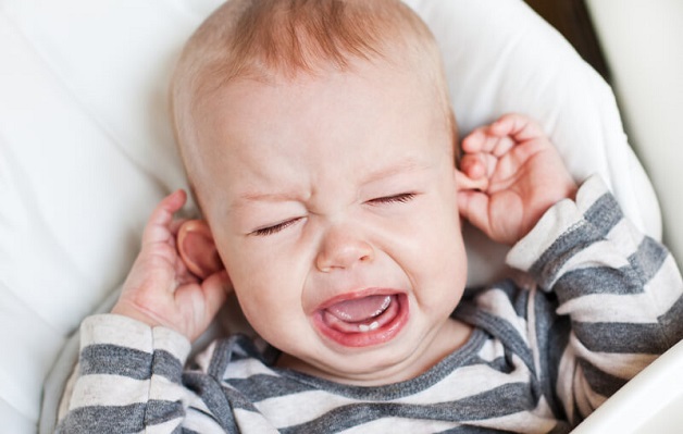 Sốt cao, đau tai, tai chảy mủ, quấy khoác nhiều, bỏ bú, ... là những dấu hiệu phổ biến để phụ huynh phát hiện trẻ bị viêm tai giữa 