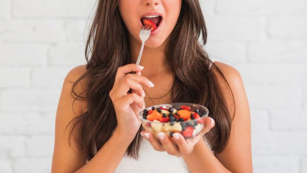 Việc ăn uống của bạn sẽ không bị ảnh hưởng gì sau khi dán sứ, tuy nhiên cần lưu ý không nên ăn những đồ đậm màu, đồ ăn quá cứng hoặc dai gây tổn thương cho miếng dán cũng như răng thật
