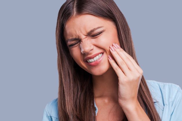 bệnh lý sâu răng, sâu ngà, sâu cổ khiến cấu trúc răng bị phá hủy, gây đau nhức.