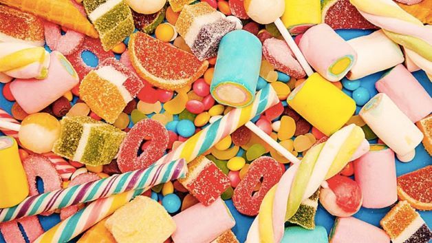 Ăn nhiều bánh kẹo, đồ ngọt nhiều đường là một trong những nguyên nhân hàng đầu gây bệnh.