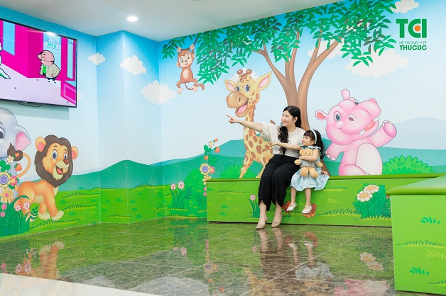 Chuyên khoa Nhi đã trang bị riêng sân chơi với không gian thoáng mát để hỗ trợ điều trị bệnh cho trẻ.