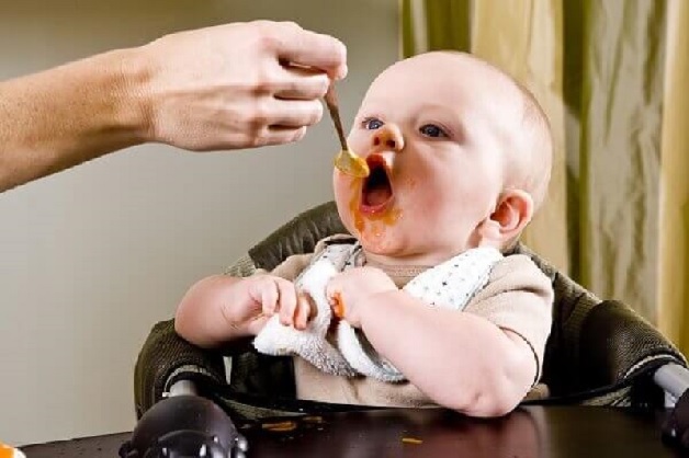 Khi trẻ mọc răng, bố mẹ nên cho con ăn đồ mềm