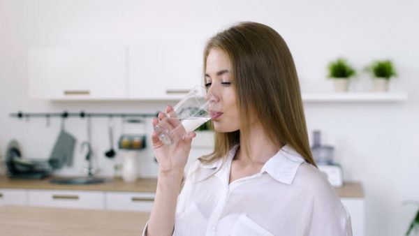 Bổ sung nước đầy đủ mỗi ngày cũng là cách để bạn bảo vệ sức khỏe mình tốt hơn 