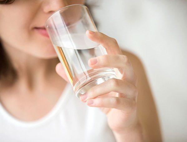 Uống đủ 2 lít nước mỗi ngày để hệ tiêu hóa làm việc hiệu quả, ngăn chặn bệnh lý rò ở hậu môn.