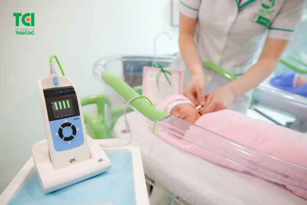 Trẻ có thể bị mất thính lực vĩnh viễn nếu không phát hiện sớm. Ngoài ra, còn ảnh hưởng tới khả năng phát triển ngôn ngữ và nhận thức của trẻ.