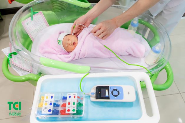Sàng lọc sau sinh là việc sử dụng các biện pháp thăm dò như xét nghiệm mẫu máu gót chân và thăm dò kiểm tra hình thể, xét nghiệm các bệnh về rối loạn chuyển hóa