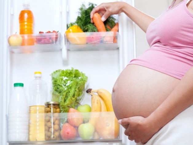 Mẹ bầu nên uống đủ chất và bổ sung vitamin tổng hợp cho cơ thể