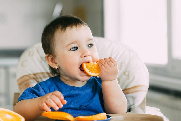 Để hỗ trợ hệ tiêu hóa của trẻ hoạt động tốt hơn, mẹ nên cho bé ăn hoa quả vào bữa phụ.