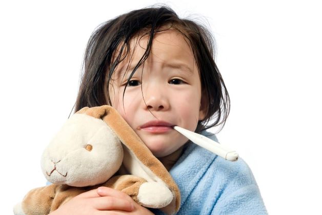 Trẻ bị sốt co giật là do phản ứng của não bộ đối với sự thay đổi thân nhiệt đột ngột.