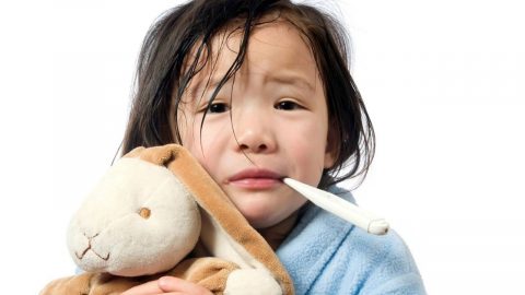 Hướng dẫn cha mẹ cách xử lý khi trẻ bị sốt co giật