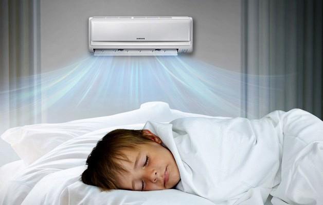 Khi trẻ ở trong phòng có điều hòa, cần giảm thiểu việc đưa luồng không khí từ máy điều hòa trực tiếp vào cơ thể của trẻ.