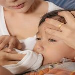 Trẻ bị sốt và nôn cha mẹ nên làm gì?