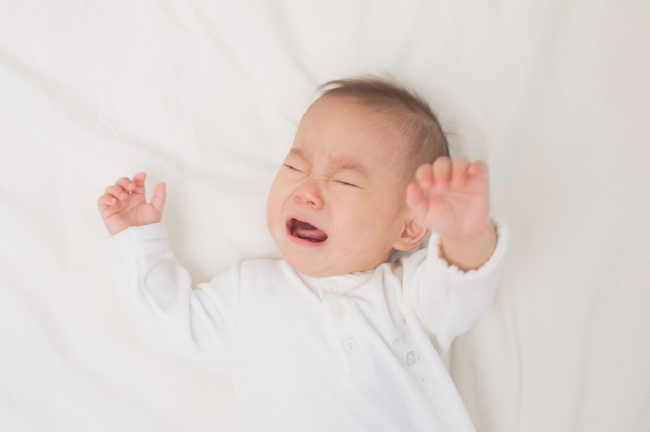 Включи нормальные для детей. Новорожденный ребенок плачет. Желание для новорождённого ребёнка. Зевающий младенец фото Минимализм. Стоковое фото малыш плачет.
