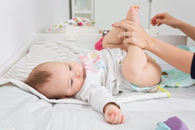 Trẻ sơ sinh bị tiêu chảy thường là do bị nhiễm trùng đường ruột, dị ứng thực phẩm hoặc rối loạn tiêu hóa...