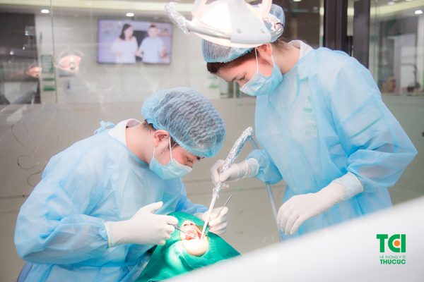 Bác sĩ Nguyễn Quang Anh đang thực hiện cấy ghép implant cho bệnh nhân để điều trị tình trạng mất răng