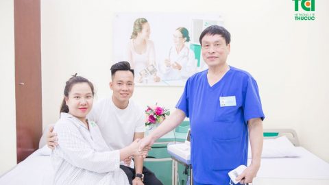Cầu Thủ Lê Thanh Bình đưa vợ đi khám thai