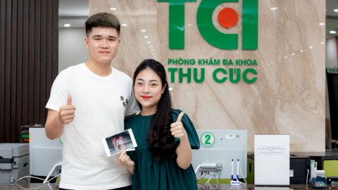 Cầu thủ Lục Xuân Hưng đưa vợ đi khám thai