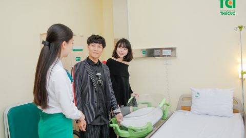 Ca sĩ Tùng Linh Oplus đưa vợ đi khám thai