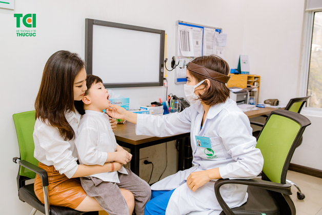 chữa viêm họng cho bé không dùng thuốc kháng sinh