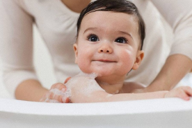 Khi trẻ bị sốt, bố mẹ nên tắm đúng cách cho con