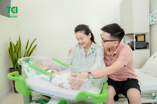 Cũng theo Khánh Chi, chồng cô là người rất tình cảm, luôn túc trực bên vợ mọi lúc nên cô cũng yên tâm hơn rất nhiều