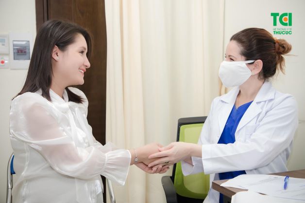 "Nhờ có bác sĩ Lisa, mình cảm thấy việc mang thai rất nhẹ nhàng, không có chút áp lực nào" - Khánh Linh chia sẻ