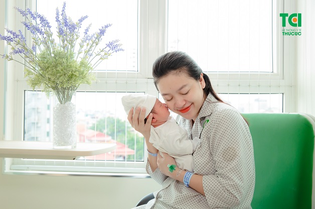Khánh Chi hạ sinh con trai 3.8kg tại Bệnh viện ĐKQT Thu Cúc vào tháng 8 vừa qua