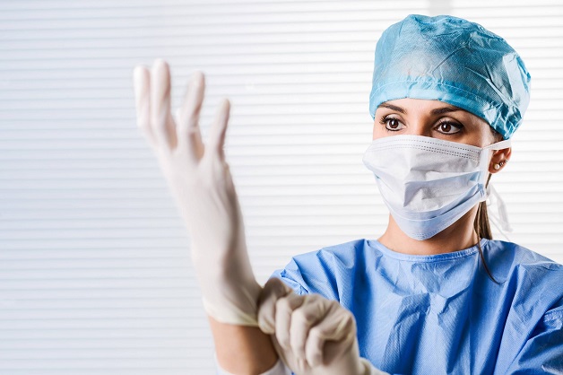 Bác sĩ cần mặc trang phục vô khuẩn để thực hiện quy trình tiêm nội khớp