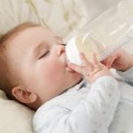 Trẻ 1 tuổi biếng ăn chỉ uống sữa: hệ lụy không ngờ tới 