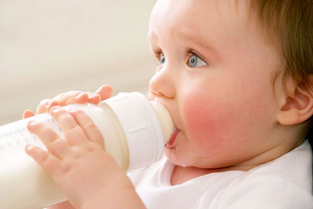 Những trẻ có dùng cả sữa công thức nhưng bị đi ngoài ra nước nhiều lần trong ngày thì có nguy cơ tiêu chảy rất cao.